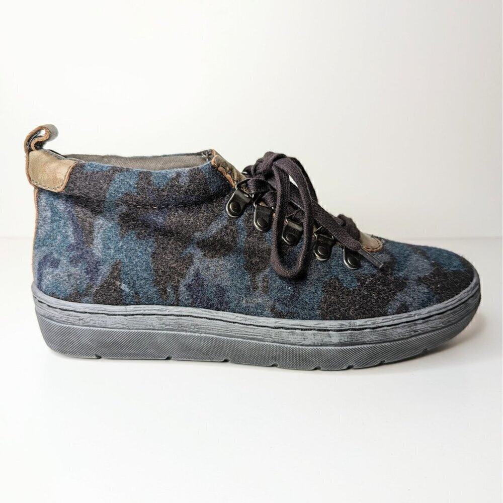 OTBT women's Green Lake Leather and fabric sneaker dark bronze size 8